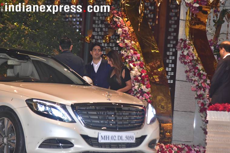gauri khan at akash ambani engagement ceremony
