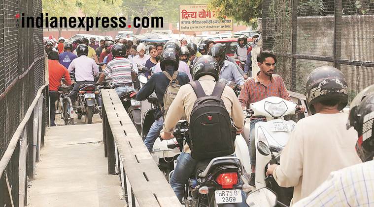 chanidgarh, haryana extension lecturers association, bike, helmet, traffic jam, indian express