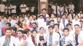 pune doctors thrashed, pune hospital death, pune mob thrashes doctors, D Y Patil Hospital and Research Centre, indian express, maharashtra news