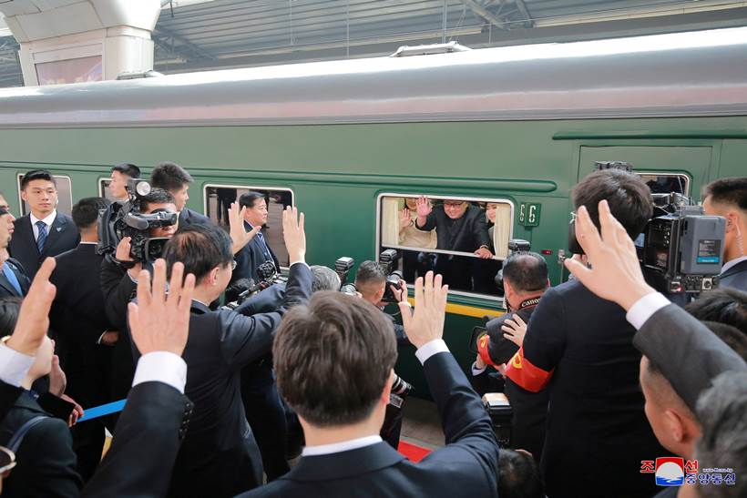 Kim Jong Un, Xi Jinping, North Korea, China, Kim meets Xi, Kim in China pictures, Kim Xi pictures, World news, Indian Express