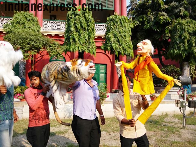 world puppet day, puppet day, puppet show, kolkata putte show, West Bengal Academy of Dance Drama Music and Visual Arts, Ranbindra Bharti University, Puppet Mancha, Puppet theatre, glove puppets, rod puppets, string puppets, shadow puppets, indian express, indian express news