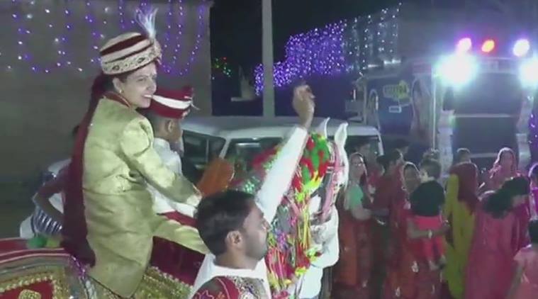 bride on horse, bride rides horse, rajasthan, indian bride on horse, unusal brides, bride grand entry, unique wedding, india news, good news, viral news, indian express