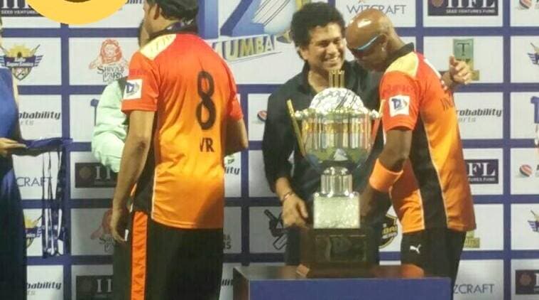 Sachin Tendulkar, Vinod Kambli, Vinod Kambli touches Sachin Tendulkar feet,