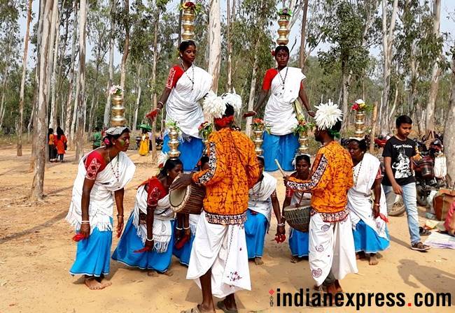 Holi 2018 photos, holi pics, holi images, ppl playing holi pics, Basant Utsav pictures, Visva Bharati University, Santiniketan, Basant Utsav in Santiniketan, Bengali holi pics, indian express