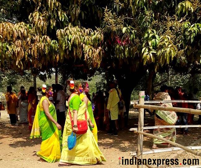 Holi 2018 photos, holi pics, holi images, ppl playing holi pics, Basant Utsav pictures, Visva Bharati University, Santiniketan, Basant Utsav in Santiniketan, Bengali holi pics, indian express