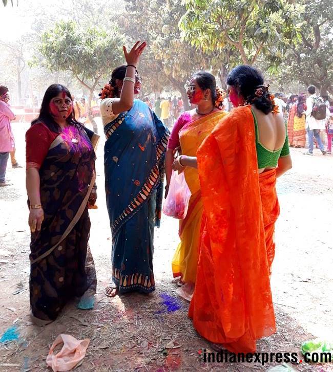 Holi 2018 photos, holi pics, holi images, ppl playing holi pics, Basant Utsav pictures, Visva Bharati University, Santiniketan, Basant Utsav in Santiniketan, Bengali holi pics, indian express