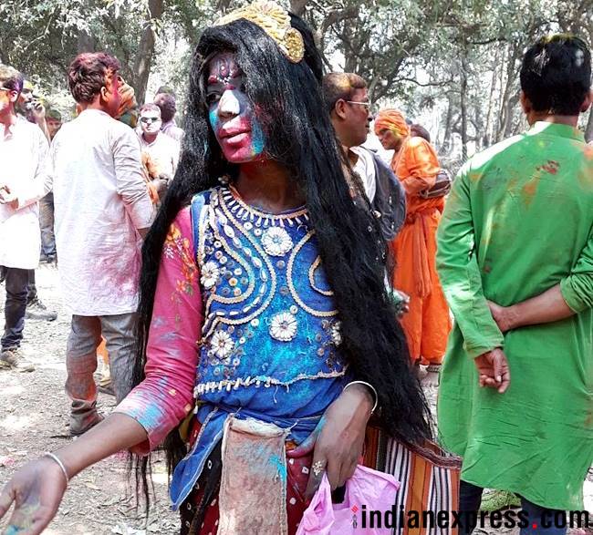 Holi 2018 photos, holi pics, holi images, ppl playing holi pics, Basant Utsav pictures, Visva Bharati University, Santiniketan, Basant Utsav in Santiniketan, Bengali holi pics, indian express