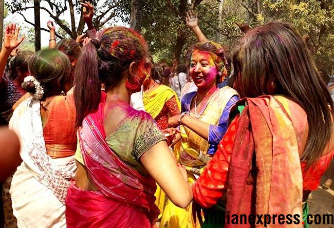 Holi 2018 photos, holi pics, holi images, ppl playing holi pics, Basant Utsav pictures, Visva Bharati University, Santiniketan, Basant Utsav in Santiniketan, Bengali holi pics, indian express
