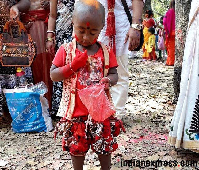 Holi 2018 photos, holi pics, holi images, ppl playing holi pics, Basant Utsav pictures, Visva Bharati University, Santiniketan, Basant Utsav in Santiniketan, Bengali holi pics, indian express