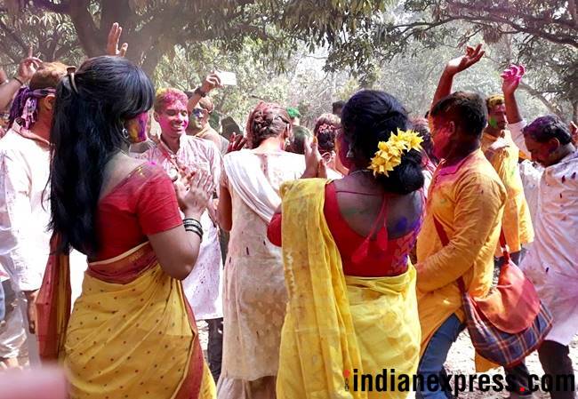 Holi 2018 photos, holi pics, holi images, ppl playing holi pics, Basant Utsav pictures, Visva Bharati University, Santiniketan, Basant Utsav in Santiniketan, Bengali holi pics, indian express