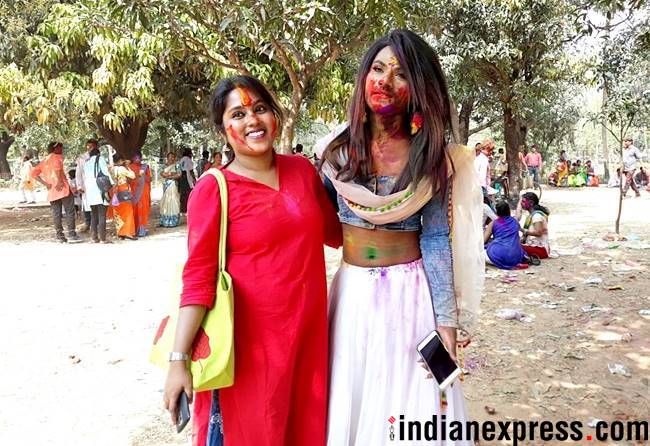 Holi 2018 photos, holi pics, holi images, ppl playing holi pics, Basant Utsav pictures, Visva Bharati University, Santiniketan, Basant Utsav in Santiniketan, Bengali holi pics, indian express