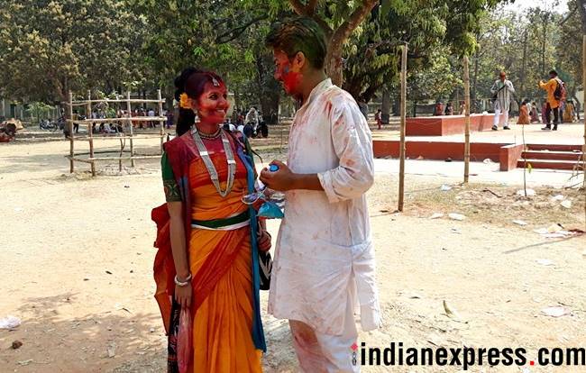 Holi 2018 photos, holi pics, holi images, ppl playing holi pics, Basant Utsav pictures, Visva Bharati University, Santiniketan, Basant Utsav in Santiniketan, Bengali holi pics, indian express