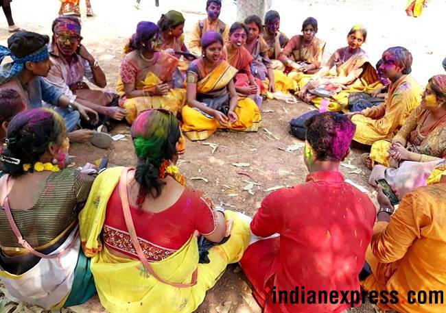 Holi 2018 photos, holi pics, holi images, ppl playing holi pics, Basant Utsav pictures, Visva Bharati University, Santiniketan, Basant Utsav in Santiniketan, Bengali holi pics, indian express