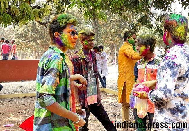 Holi 2018 photos, holi pics, holi images, ppl playing holi pics, Basant Utsav pictures, Visva Bharati University, Santiniketan, Basant Utsav in Santiniketan, Bengali holi pics, indian express