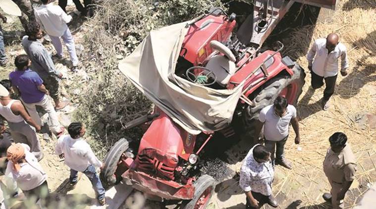up tractor accident, up tractor trolley falls, tractor trolley falls in UP, dubagga, up accident, up infant injured, up road mishap