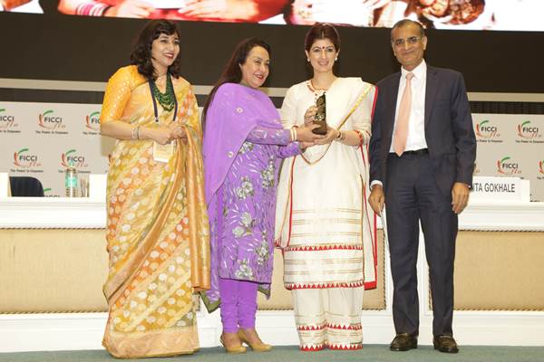 Twinkle Khanna receives FLO Icon Award for Excellence award