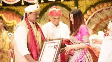aishwarya rai bachchan receives woman of substance honour by bunt community
