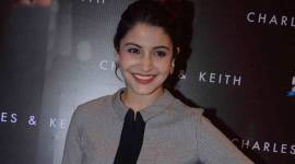 Anushka Sharma, Anushka Sharma latest photos, Anushka Sharma airport look, Anushka Sharma Gigi Hadid dress, Anushka Sharma Tommy Hilfiger, Anushka Sharma airport fashion, indian express, indian express news