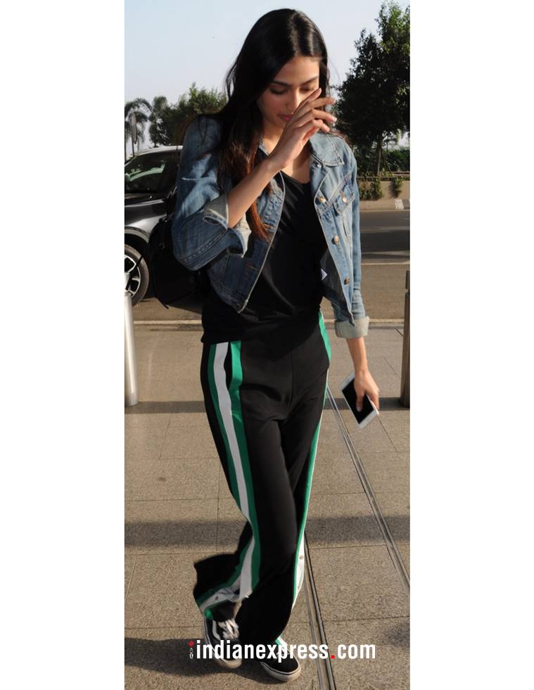 Anushka Sharma, Anushka Sharma airport fashion, Anushka Sharma Sabyasachi, Anushka Sharma latest photos, Anushka Sharma fashion, Athiya Shetty airport striped pants, Athiya Shetty fashion, Athiya Shetty latest photos, indian express, indian express news