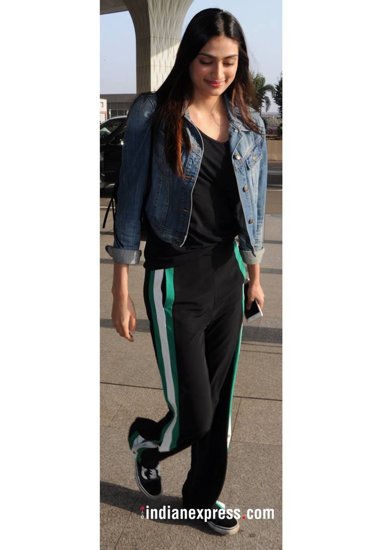 Anushka Sharma, Anushka Sharma airport fashion, Anushka Sharma Sabyasachi, Anushka Sharma latest photos, Anushka Sharma fashion, Athiya Shetty airport striped pants, Athiya Shetty fashion, Athiya Shetty latest photos, indian express, indian express news