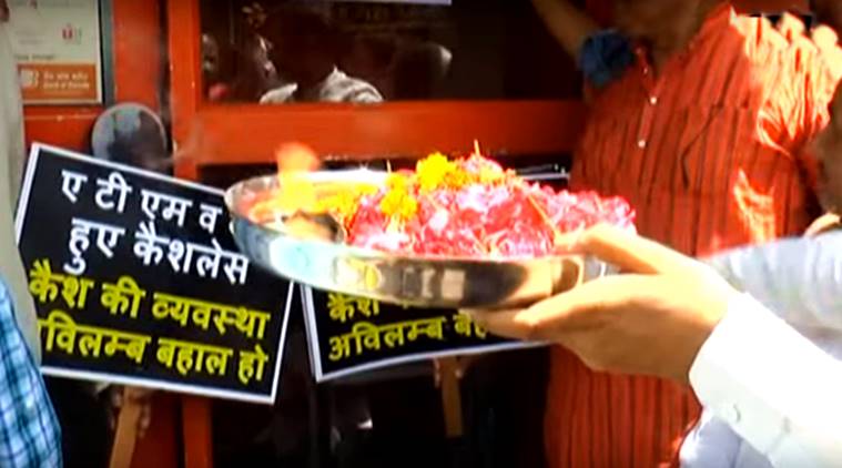 aarti outside kanpur atm, shopkeepers atm, aarti atm kanpur, atm, cash crunch, demonetisation, atm no money aarti video, indian express, indian express news