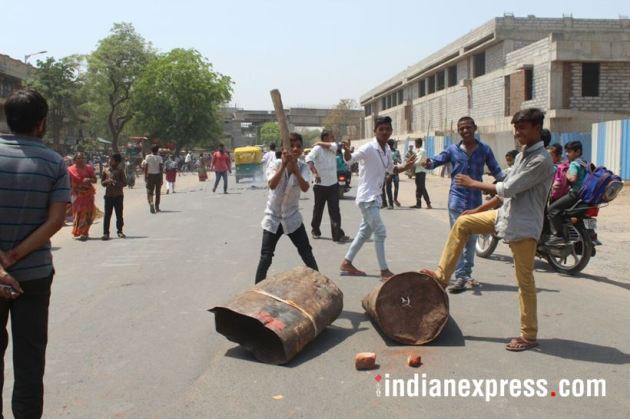 bharat bandh photos, dalit protest images, bharat bandh violence images, dalit protest pics, stone pelting, tyre burnt, sc st atrocities act, indian express