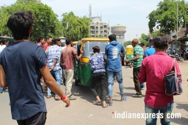 bharat bandh photos, dalit protest images, bharat bandh violence images, dalit protest pics, stone pelting, tyre burnt, sc st atrocities act, indian express