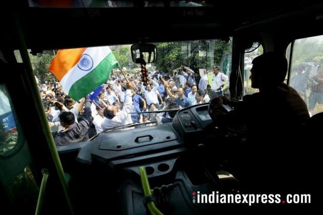 bharat bandh photos, dalit protest images, bharat bandh violence images, dalit protest pics, stone pelting, tyre burnt, sc st atrocities act, indian express