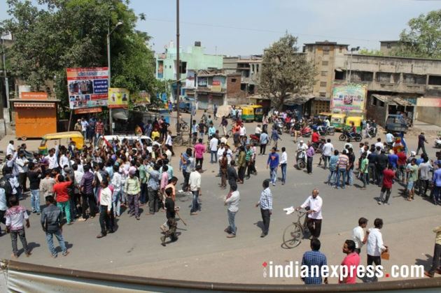 bharat bandh photos, dalit protest images, bharat bandh violence images, dalit protest pics, stone pelting, tyre burnt, sc st atrocities act, indian express