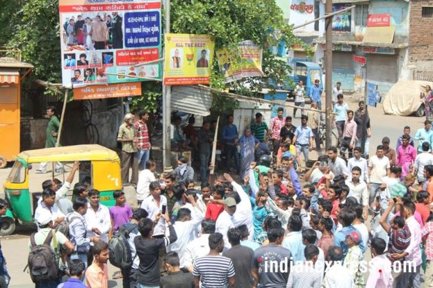 bharat bandh photos, dalit protest images, bharat bandh violence images, dalit protest pics, stone pelting, tyre burnt, sc st atrocities act, indian express