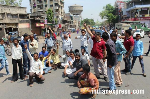 bharat bandh photos, dalit protest images, bharat bandh violence images, dalit protest pics, stone pelting, tyre burnt, sc st atrocities act, indian express