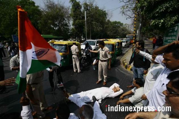 bharat bandh photos, dalit protest images, bharat bandh violence images, dalit protest pics, stone pelting, tyre burnt, sc st atrocities act, indian express