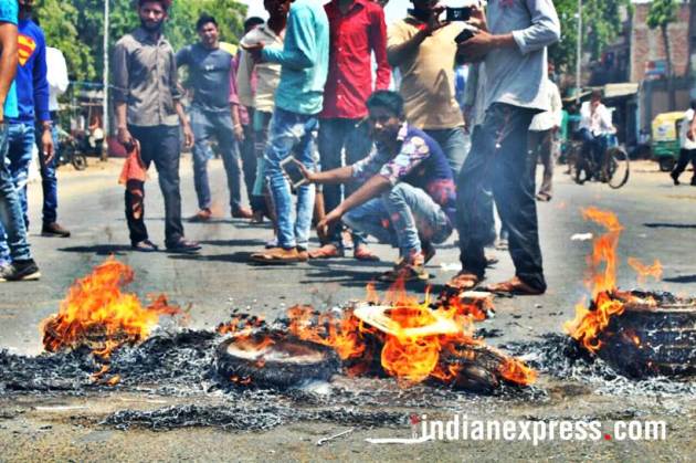 bharat bandh photos, dalit protest images, bharat bandh violence images, dalit protest pics, stone pelting, tyre burnt, sc st atrocities act, indian express