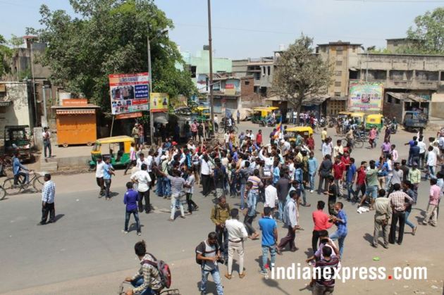 bharat bandh photos, dalit protest images, bharat bandh violence images, dalit protest pics, stone pelting, tyre burnt, sc st atrocities act, indian express