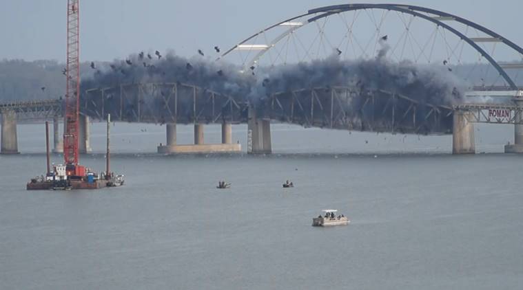 VIDEO: Watch The 86-yr-old Lake Barkley Bridge Crumble In Seconds ...