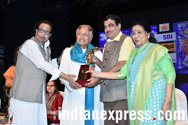 amjad ali khan at Deenanath Mangeshkar Award