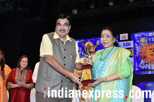 asha bhosle at Deenanath Mangeshkar Award