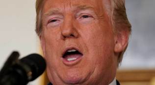 Trump pays return visit to Melania at hospital