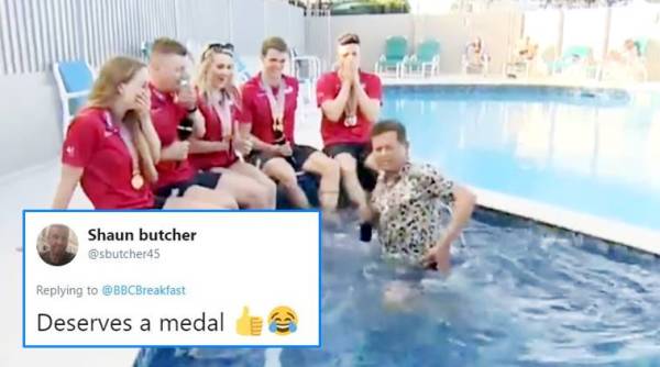 cwg, Presenter falls in water during interview, cwg interviewer falls in water, BBC anchor falls in water, cwg indian gold tally, cwg mixed badminton score, cwg mixed badminton score, vp naidu cwg tweet, vijay goel cwg tweet, cwg saina nehwal, indian express, indian express news