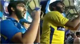 IPL fan_TW_759 IPL 2018, Mumbai Indians, MS Dhoni, Chennai super kings, viral ipl video, IPl fan wearing two jerseys, IPL fan changing jersey in one match, Indian express, Indian express trending news