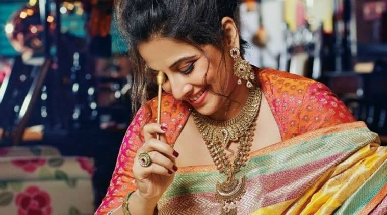 Layered necklace: You can start by just wearing different necklaces of different length together and then gradually add different pendants to the chains. The latest trend is teaming up long length chains with chokers.