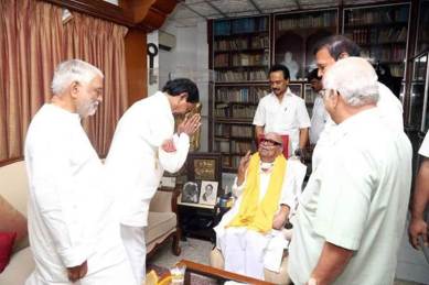 Telangana Chief Minister K Chandrasekhar Rao met DMK president M Karunanidhi at his residence in Chennai on Sunday.