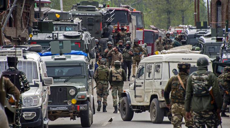 kashmir journalists beaten, journalists beaten in kashmir, jk journalists beaten, jk scribes abused, journalists beaten in awantipora, jk encounter journalists