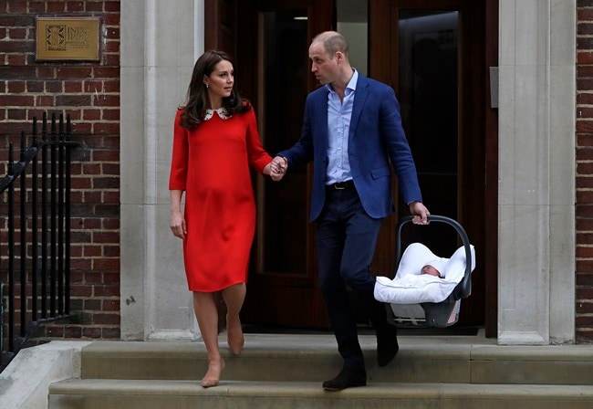 royal baby, royal baby 3, third royal baby, royal baby photo, third royal baby photos, royal baby first photos, kate middleton, prince william, kate middleton new baby photos, duchess of cambridge new baby photos, world news, indian express,