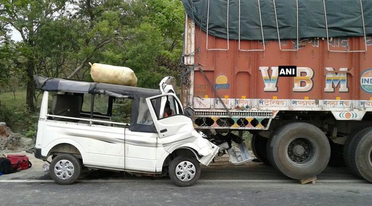 lakhimpur kheri, uttar pradesh, van accident, magic van truck accident, indian express