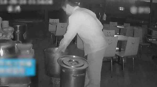 man peeing in soup, chinese man pees in soup, man pees in soup in china, restaurant owner pees in soup, viral video, indian express, indian express news