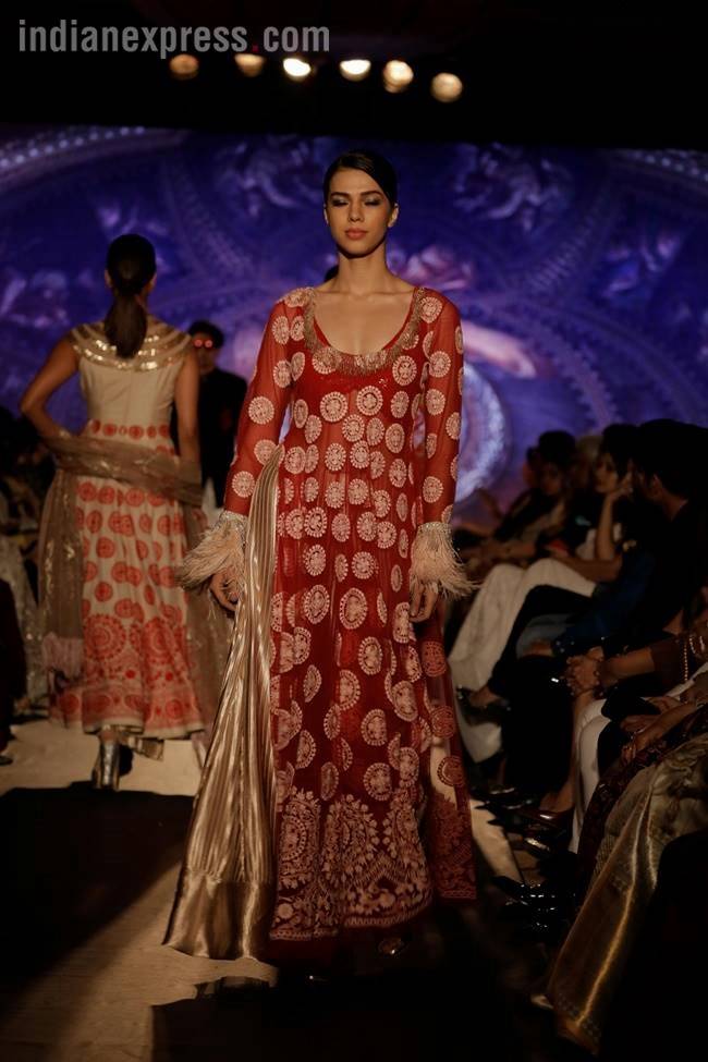 deepika Padukone, Ranbir Kapoor, mijwan fashion show, Ranbir Deepika, Deepika Ranbir, Ranbir Deepika photos, Deepika, Deepika Ranbir videos, Manish Malhotra fashion show, Deepika Padukone Ranbir Kapoor walking the ramp for Manish Malhotra, Indian express, Indian express fashion news