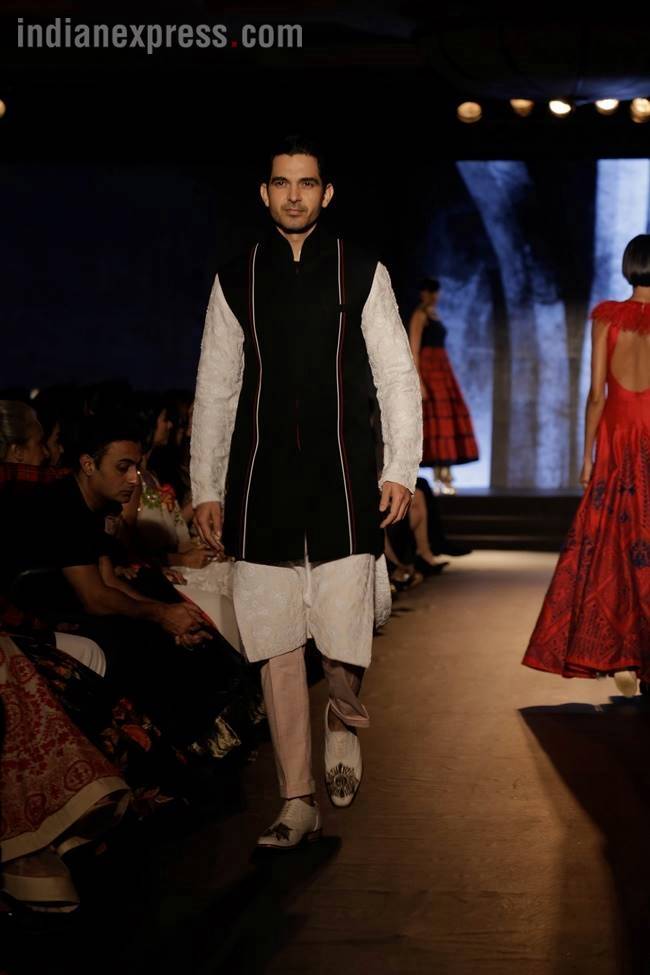 deepika Padukone, Ranbir Kapoor, mijwan fashion show, Ranbir Deepika, Deepika Ranbir, Ranbir Deepika photos, Deepika, Deepika Ranbir videos, Manish Malhotra fashion show, Deepika Padukone Ranbir Kapoor walking the ramp for Manish Malhotra, Indian express, Indian express fashion news