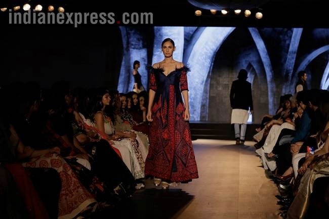 deepika Padukone, Ranbir Kapoor, mijwan fashion show, Ranbir Deepika, Deepika Ranbir, Ranbir Deepika photos, Deepika, Deepika Ranbir videos, Manish Malhotra fashion show, Deepika Padukone Ranbir Kapoor walking the ramp for Manish Malhotra, Indian express, Indian express fashion news
