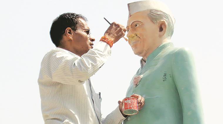 Nehru’s statue found damaged